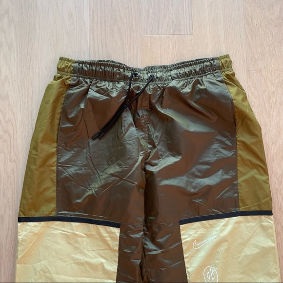 Nike Sportswear Women’s Archive Woven Pants in Olive/Light Green - Picture 4 of 12